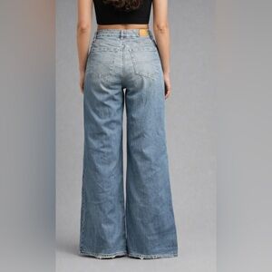 This is a pair of American Eagle stretch jeans in US size 6 Short.